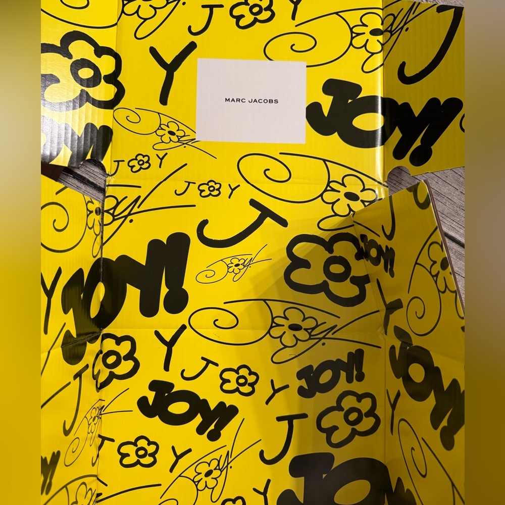 Marc Jacobs gift box/shipping box. - Picture 4 of 13